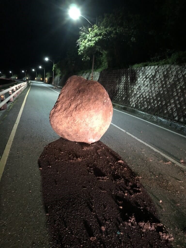대만, 지진 발생으로 다리 붕괴 VIDEO: One injury, road damage, power cut reported after strong earthquake