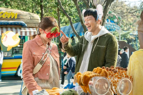 둘의 관계가 서서히 로맨스로 바뀐다