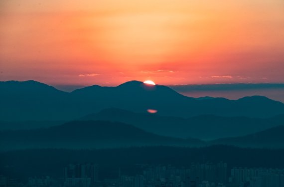 서울에서 가장 먼저 해돋이를 볼수 있는 아차산 전경