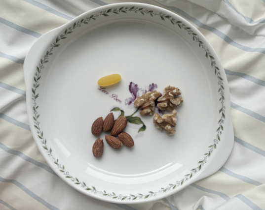 오메가3 알약과 호두, 아몬드 등 필수 지방산 식품 예시