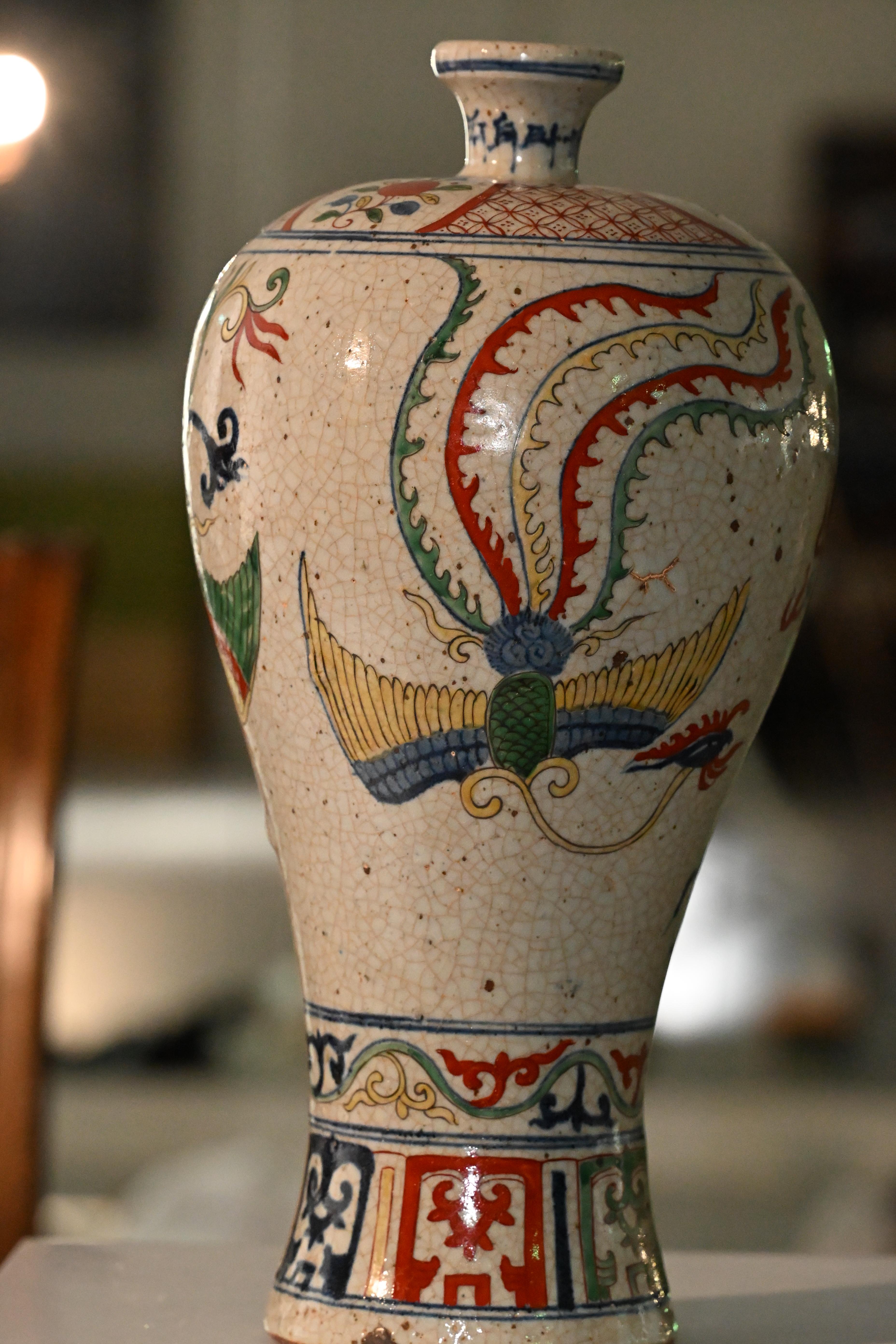 이미지의 텍스트 내용은 다음과 같습니다.

* **名称 Description:** 明代五彩凤纹梅瓶 (명대 오채 봉황문 매병)
* **年代 Period:** 明 代 (명대)
* **质地 Quality:** 陶 瓷 (도자)
* **尺寸 Size:** 高: 49.5cm 口径: 7cm 底足: 15.2cm