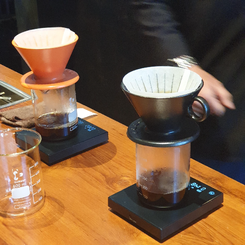 치앙마이 카페 투어 ① : 올드시티 카페 (AKA YAMA 프라싱)_AKA YAMA 내부_드립장면