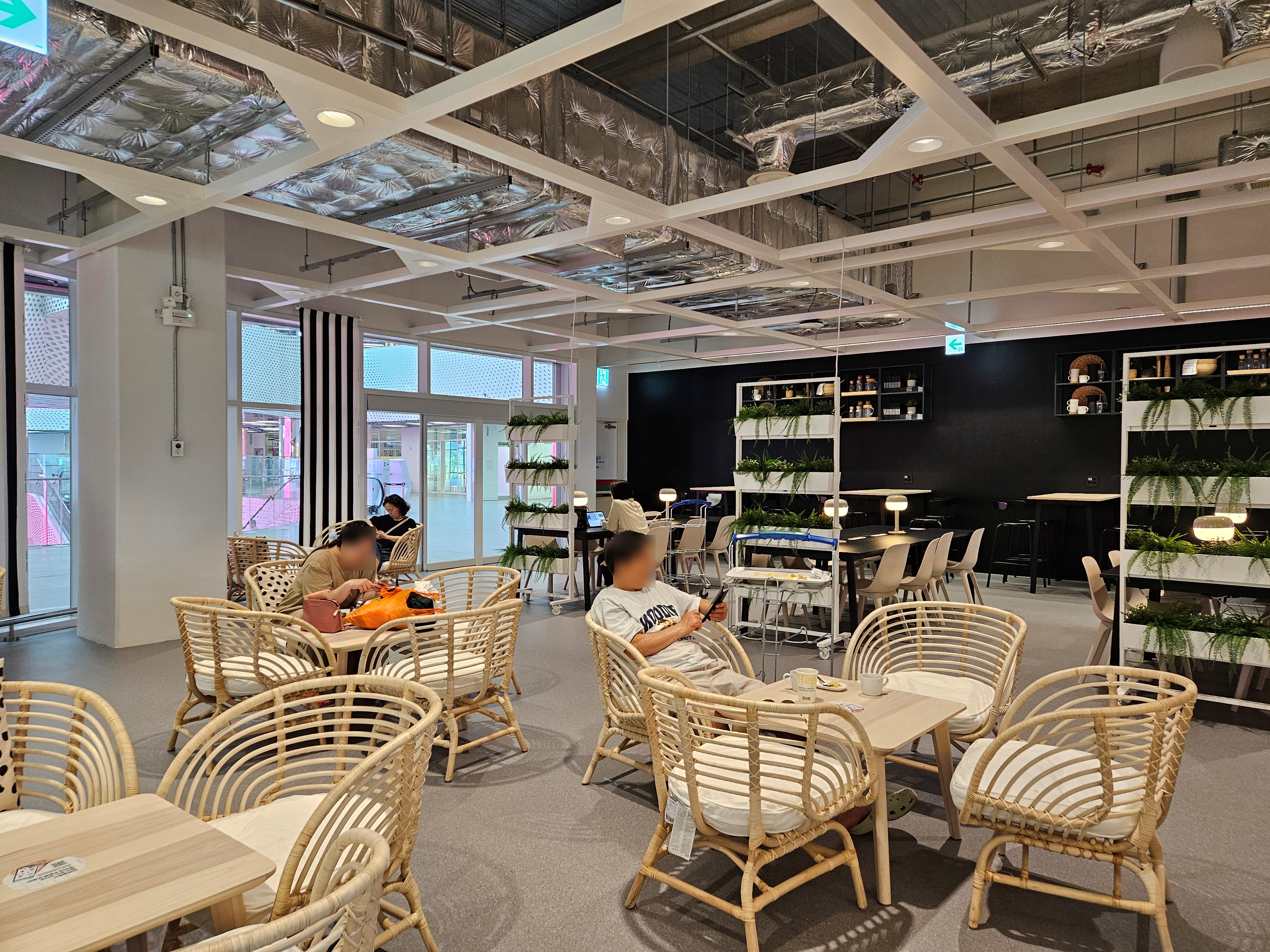 이케아-레스토랑-핸드폰-하는-사람들