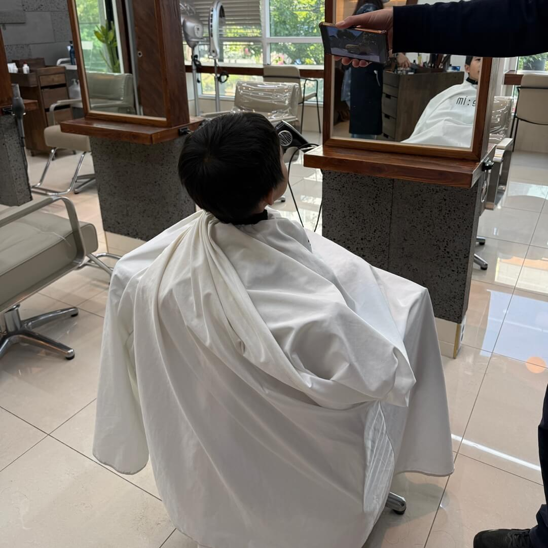 5살 아이 미용실 가운 착용 모습 어린이 미용실 적응 과정