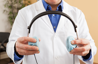 청각 테스트기를 들고 있는 남자 의사