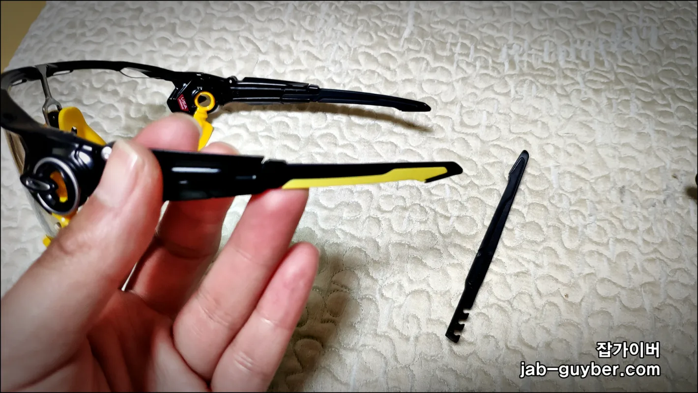 귀에 닿는 템플 슬라이더 색감 확인