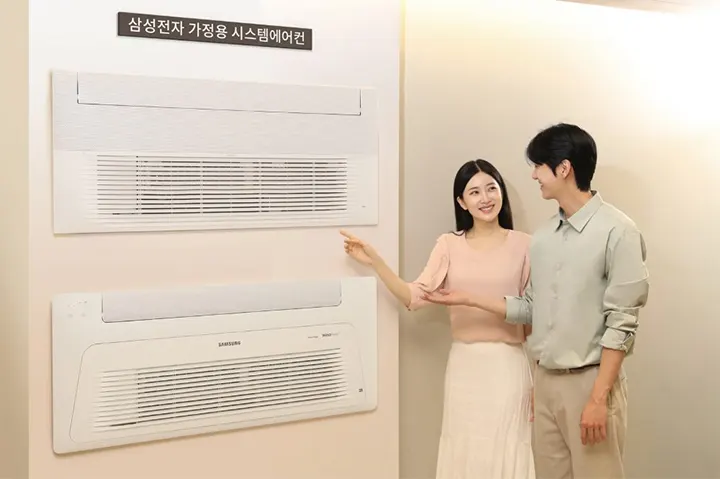 삼성전자-모델이-가정용-시스템에어컨을-소개하고-있는-모습