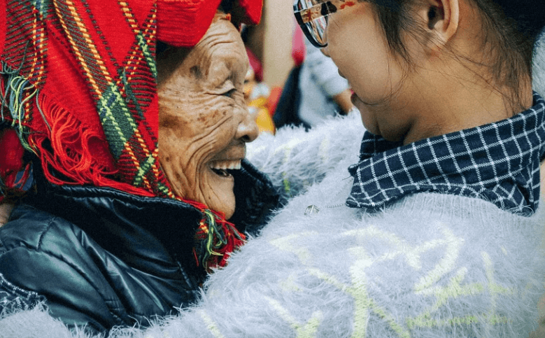 활짝웃고있는_할머니