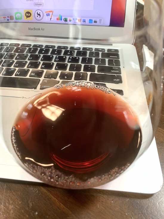 Bernhard Huber Bieneberg “R” Spatburgunder 2012의 색