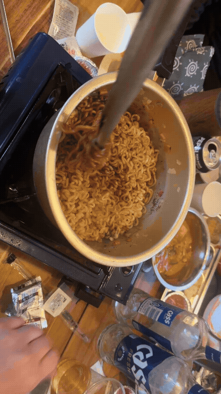 버너 위 냄비에서 짜파게티를 젓가락으로 저으며 끓이는 모습&amp;#44; 캠핑 바베큐 중 실내 텐트에서 라면 조리하는 장면 gif