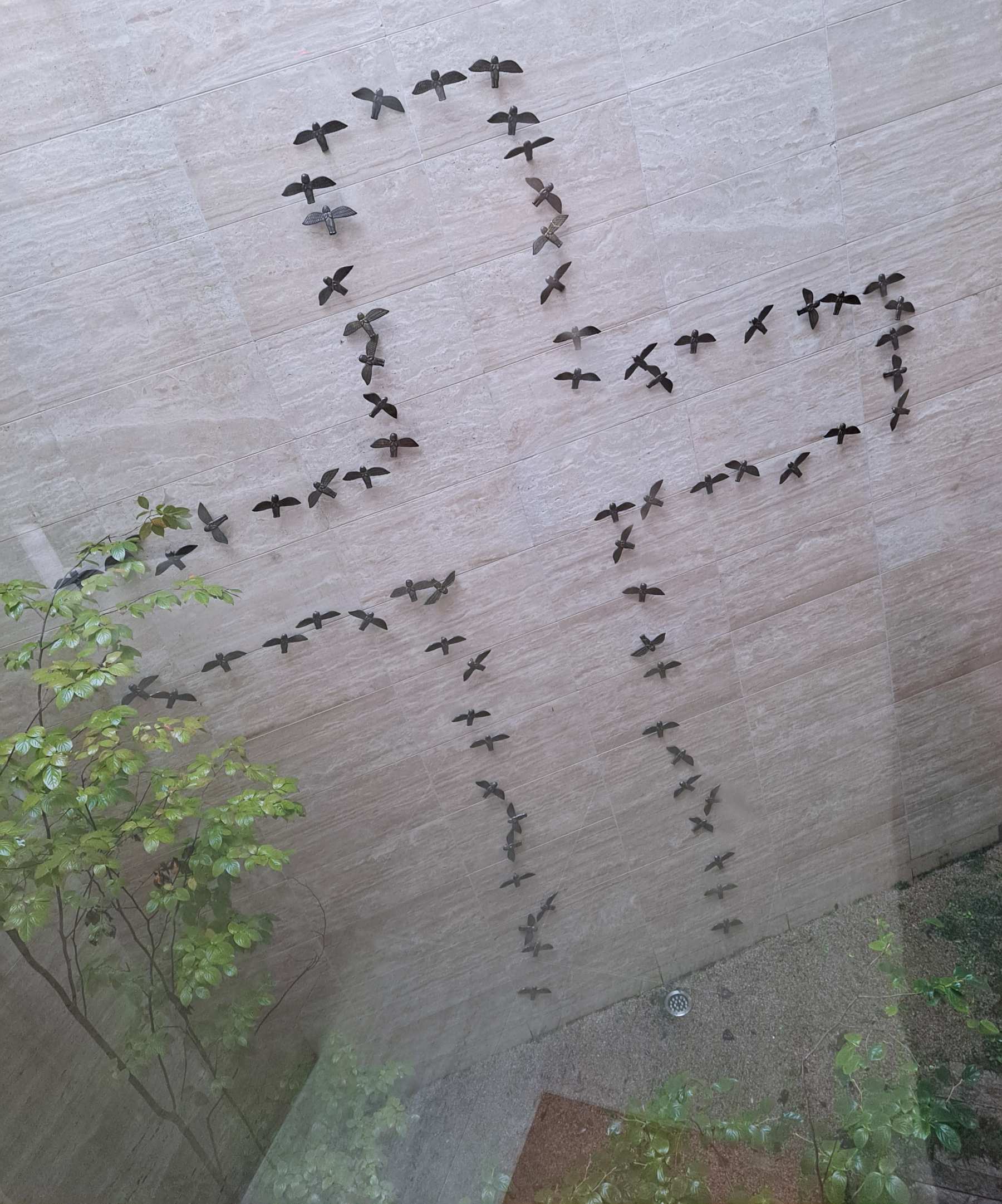 새들로 만들어진 십자가