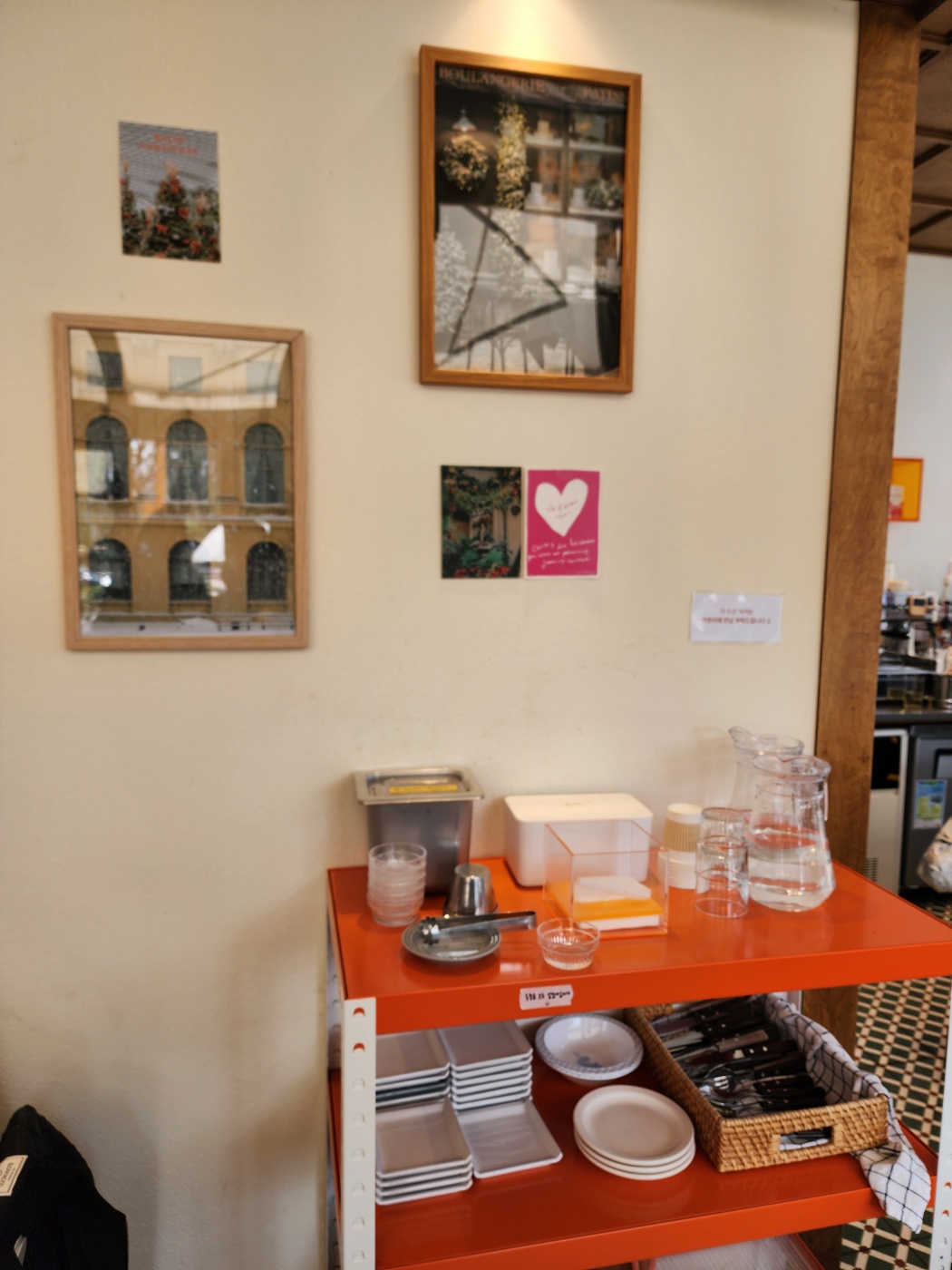 셀프바 여기서 물과 피클을 가져다먹어요