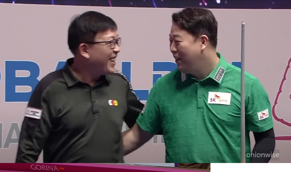 PBA투어 최재동 당구선수가 강동궁 선수와의 경기후에 승리를 축하하는 모습