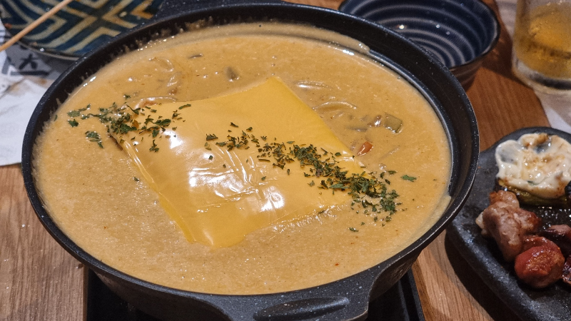 치즈가 올려진 뜨거운 나베 요리