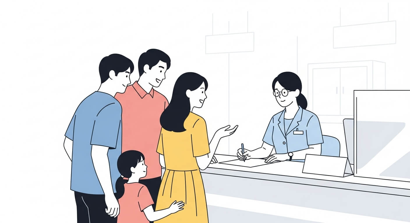 접수 창구에서 직원이 가족에게 안경렌즈 지원 신청 절차를 안내하는 장면 1