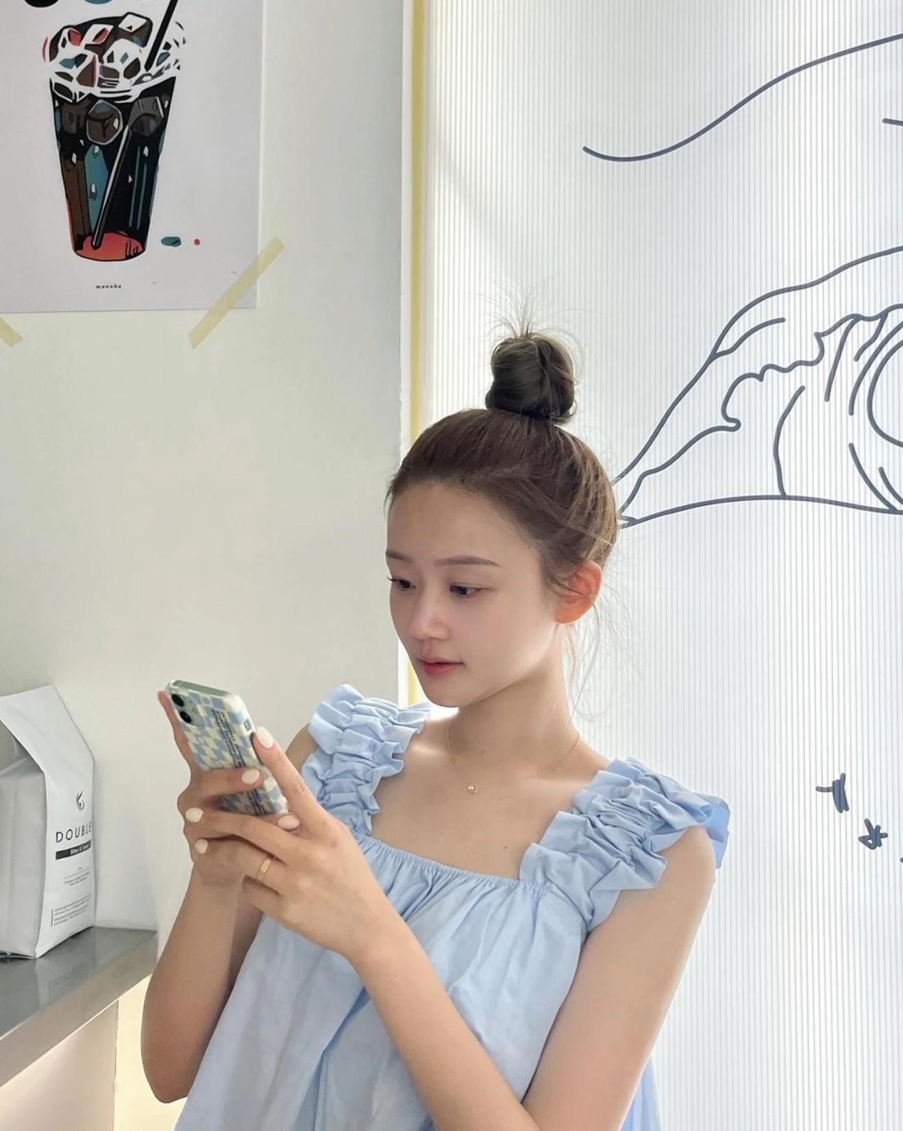 핸드폰 보고 있는 안지민