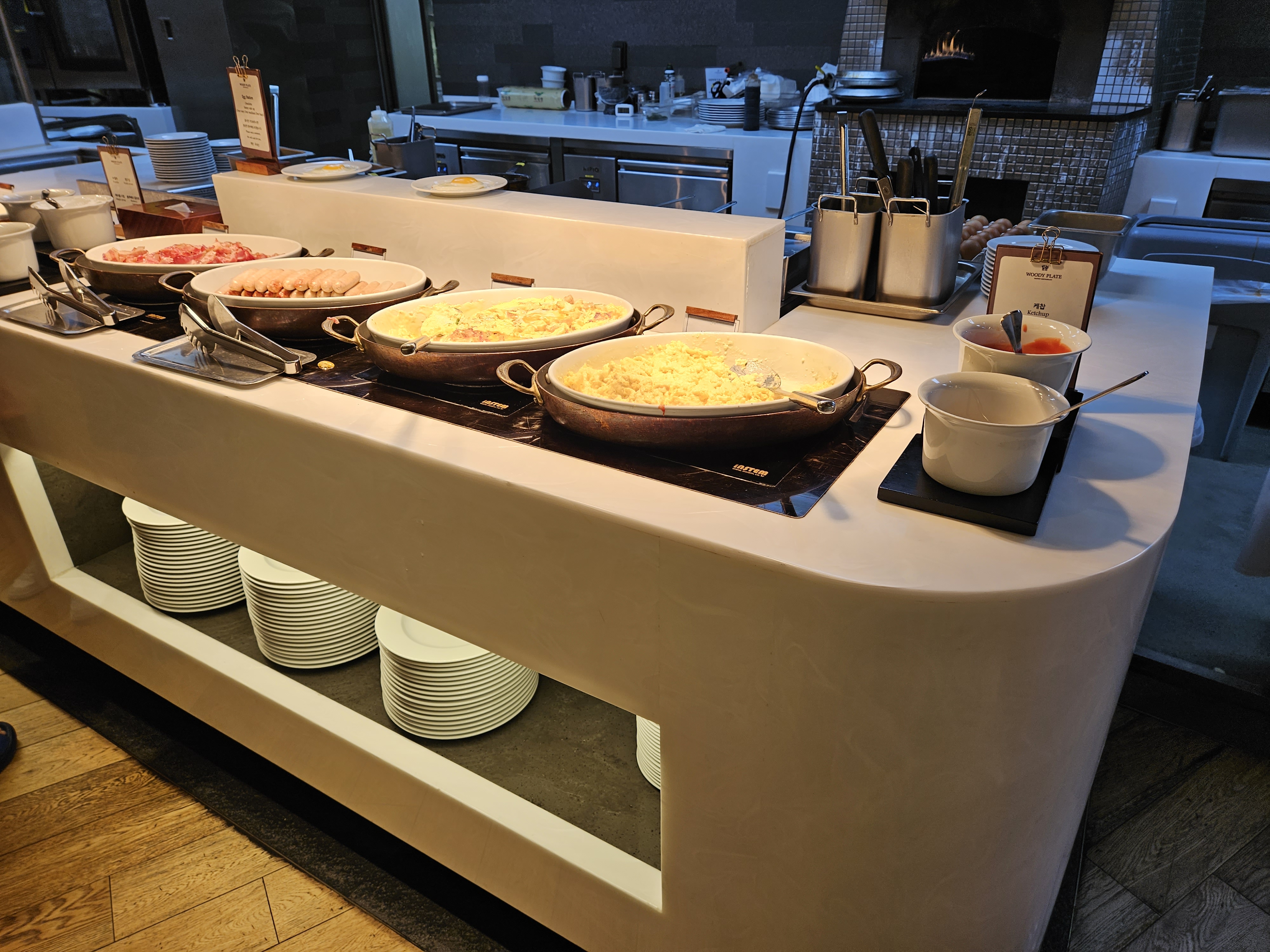 우디 플레이트 소세지 등 각종 음식