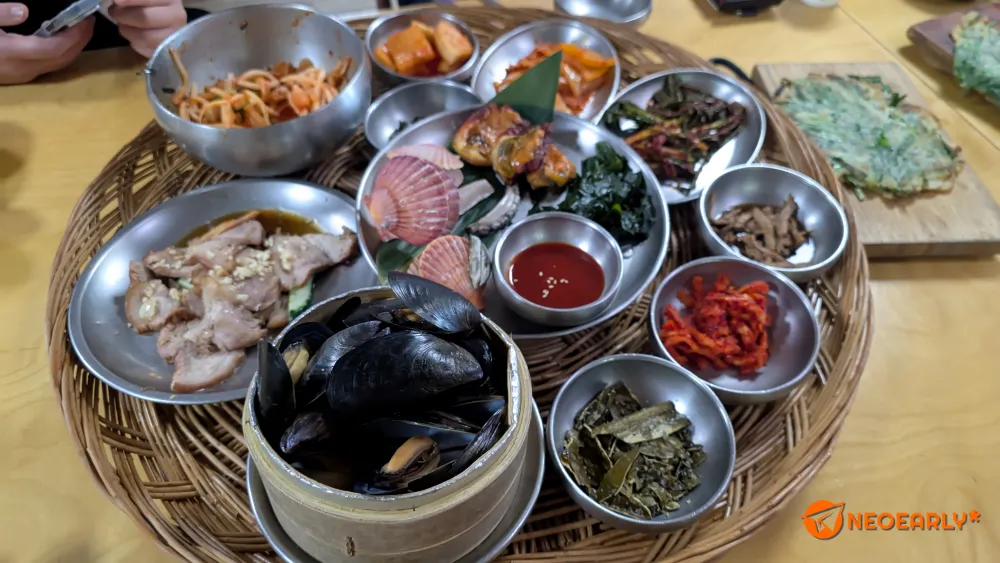 전북죽의 반찬치고는 화려한 소쿠리 상차림