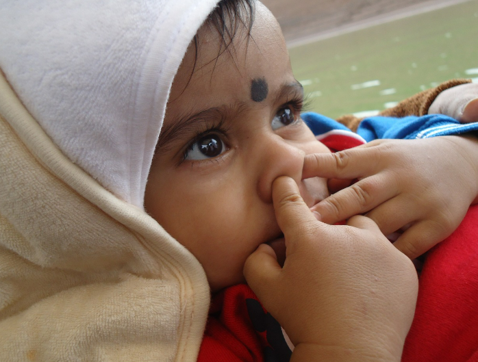 아기와 신생아 코딱지