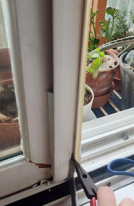 모헤어를 넣는 홈 입구쪽에 모헤어를 잘끼우는 사진