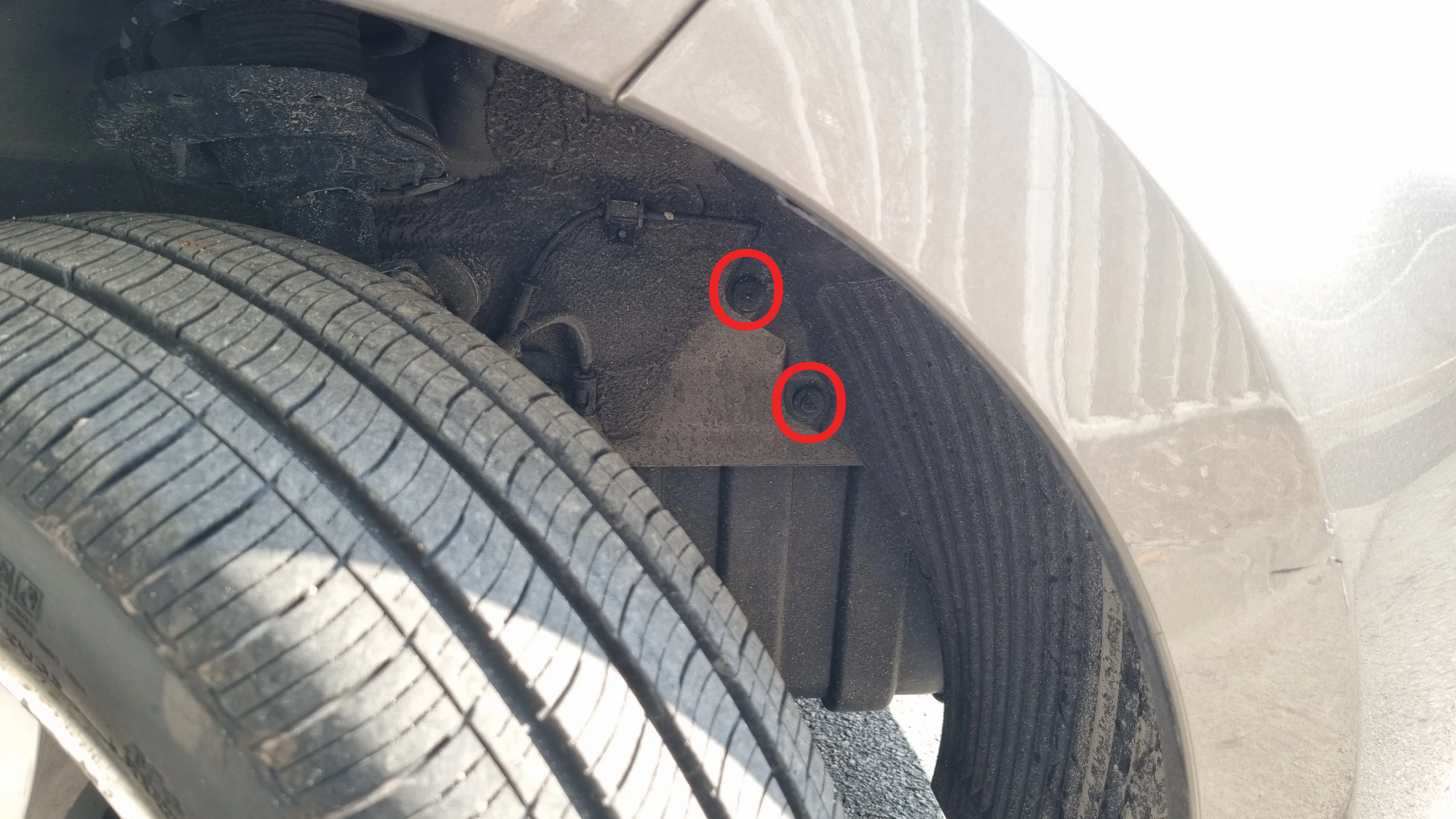 휠하우스 고정 볼트 위치