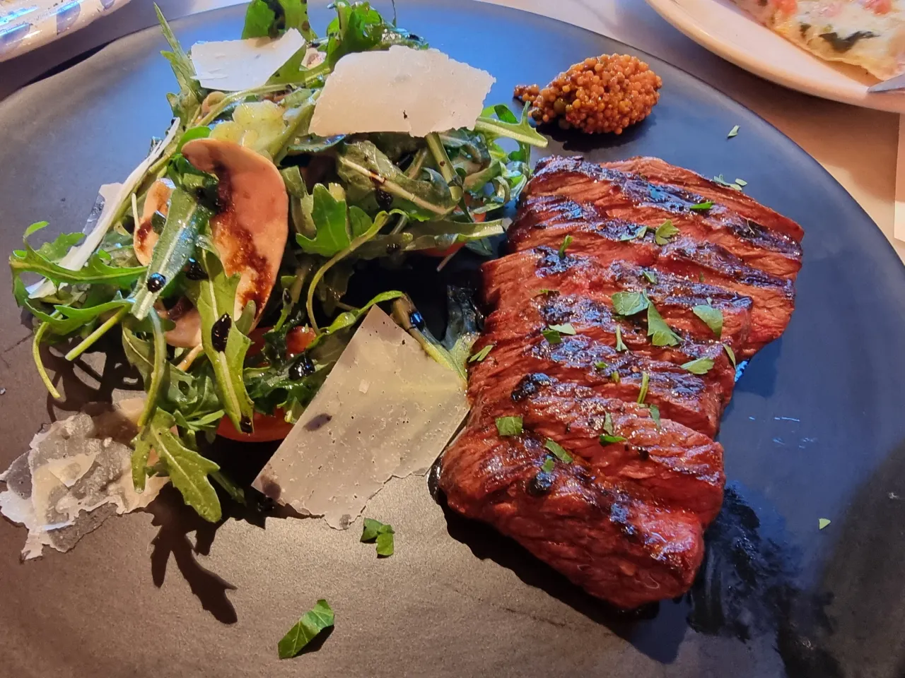 검은-접시-야채-스테이크