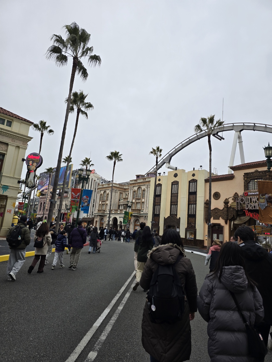 놀이공원 안으로 들어가는 동안의 모습들 이미지