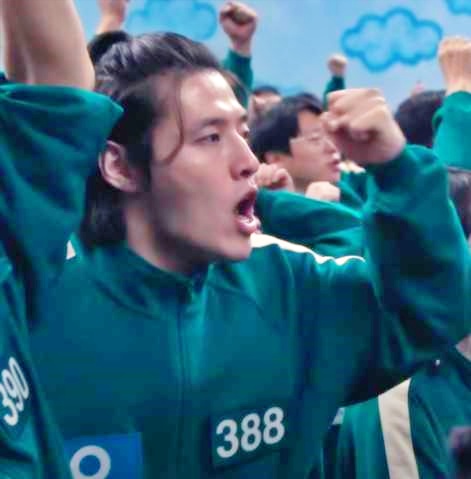 오징어게임-시즌2-참가자-대호-사람들과-호응하는-장면