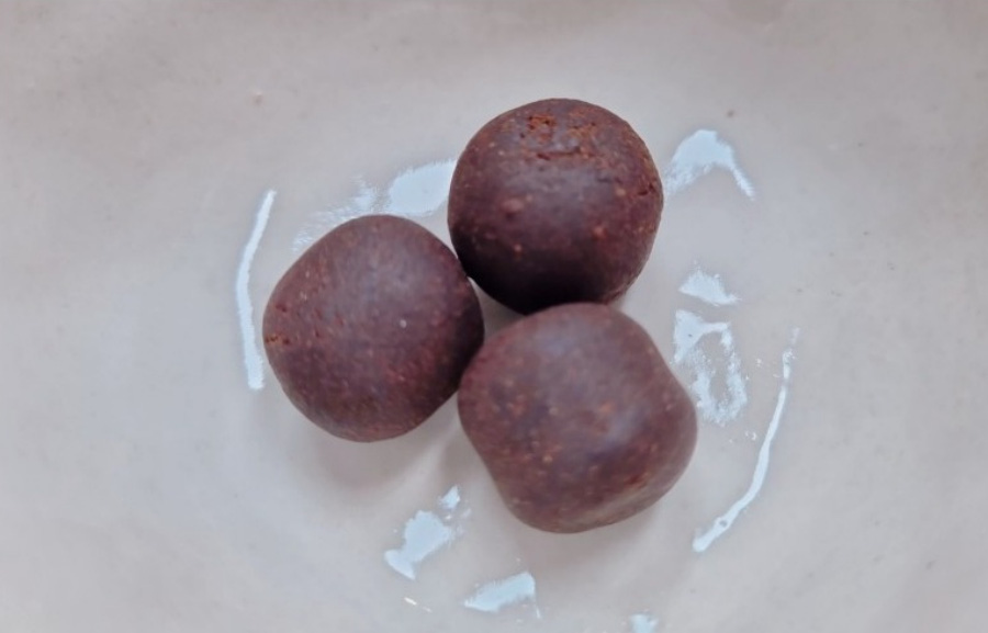 야생에서 채취를 한 인삼, 백복령, 생지황, 꿀을 넣고 끓여서 만든 경옥고를 청심환 크기로 만든 경옥고환을 하얀 그릇위에 3개를 놓아두고 확대를 하여 찍은 사진