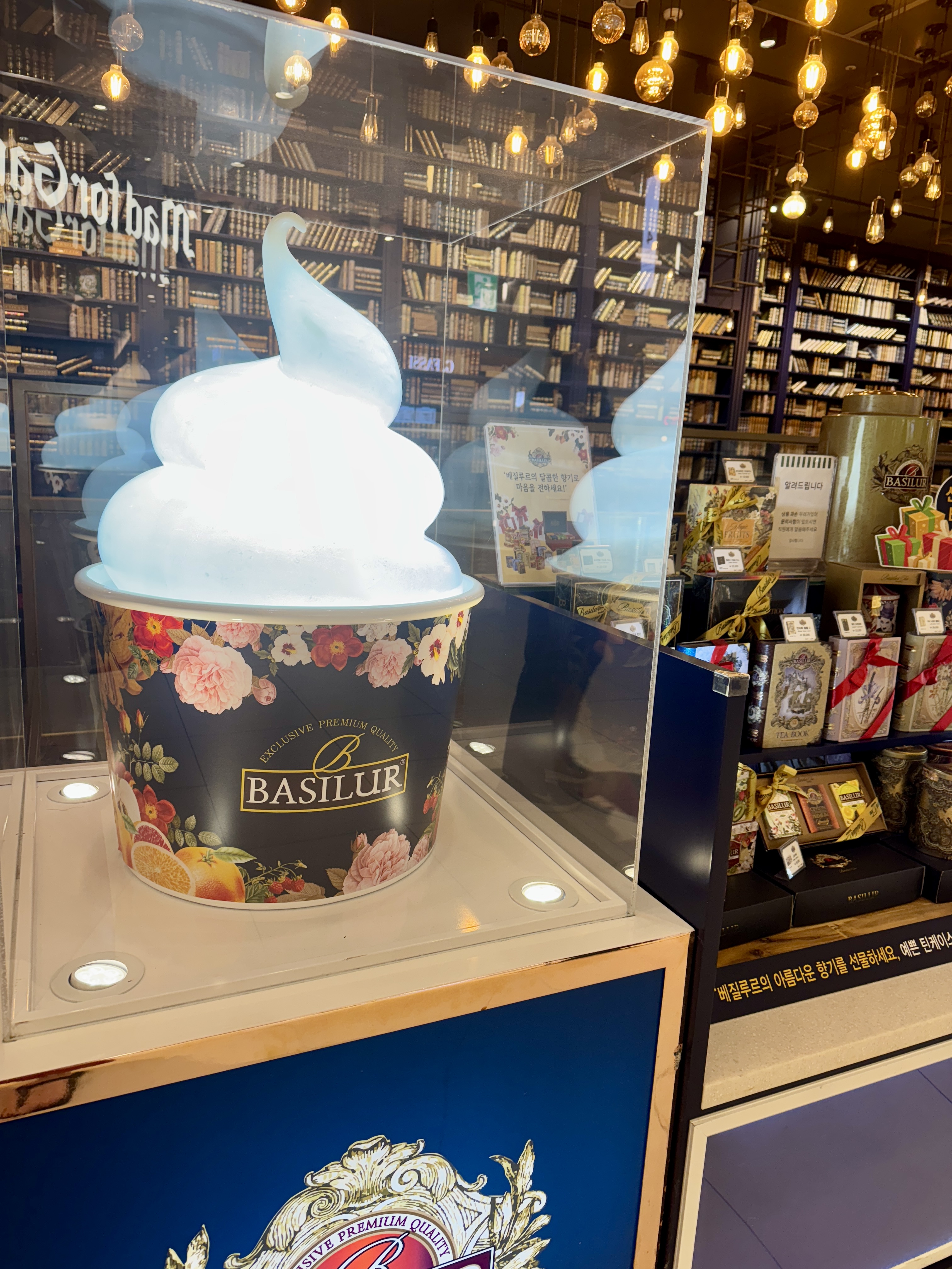 수지 롯데몰 베질루트 입구의 대형 아이스크림 모형과 서재형 인테리어