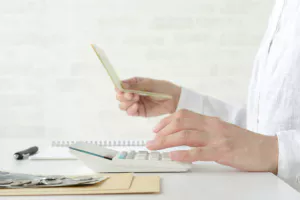 통장보며-계산하는-사람