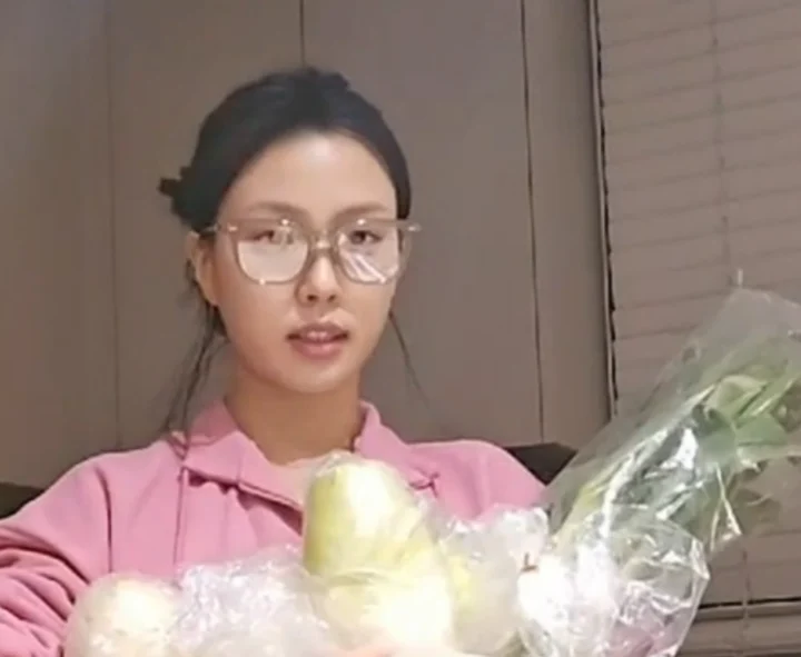 고민시 안경