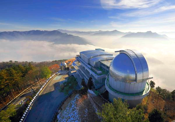 산 정상에 천문대가 있다.