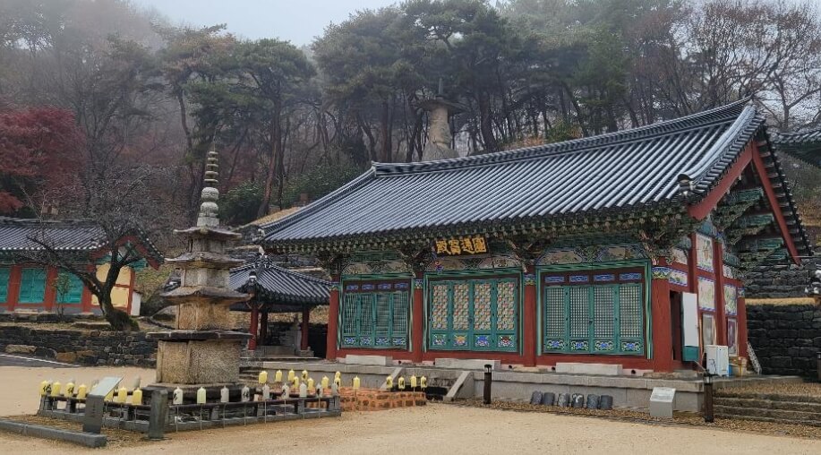 부여 대조사 : 백제의 숨결과 산사의 고요가 공존하는 곳 황금새의 전설과 거대 불상의 미소