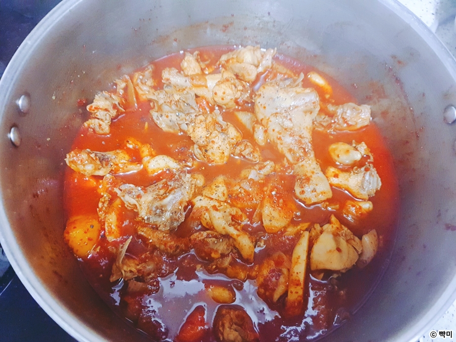 약불로 줄이고 후춧가루를 넣어 마무리하는 닭도리탕 끓이는 법