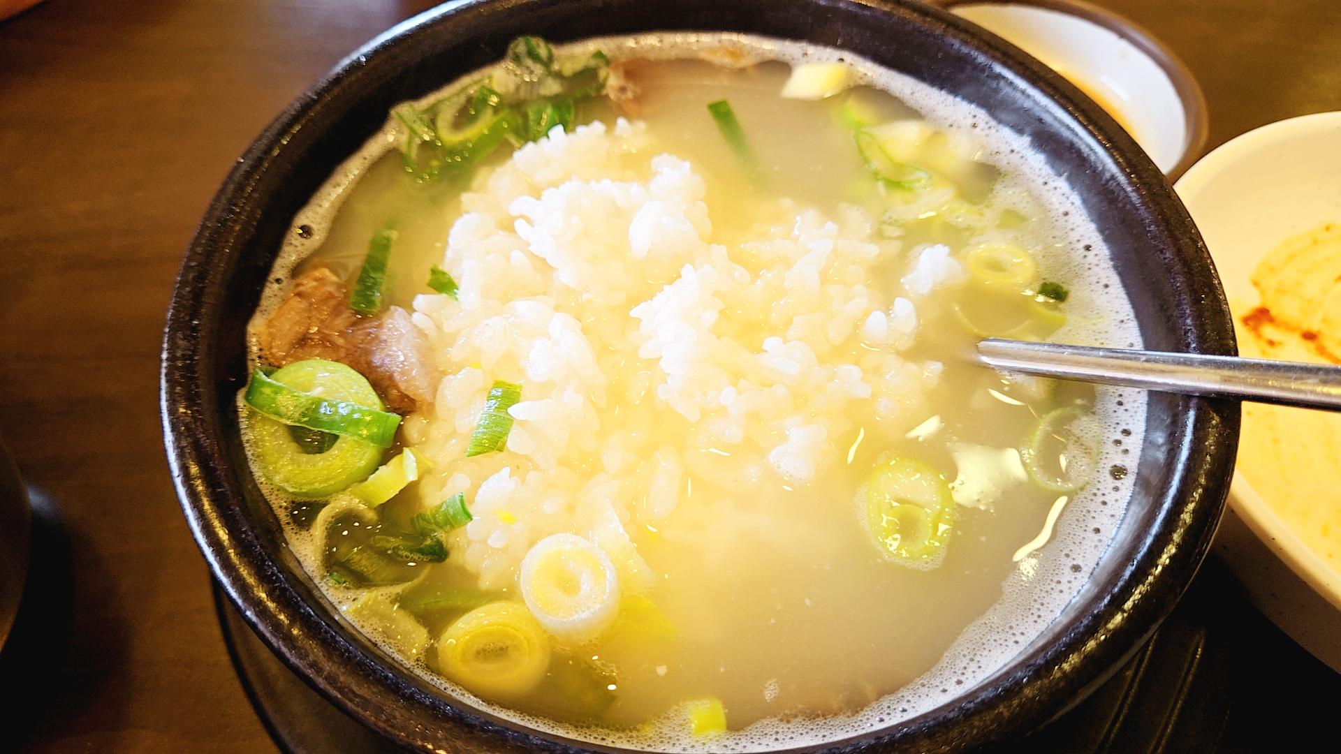 밥을 만 곰탕
