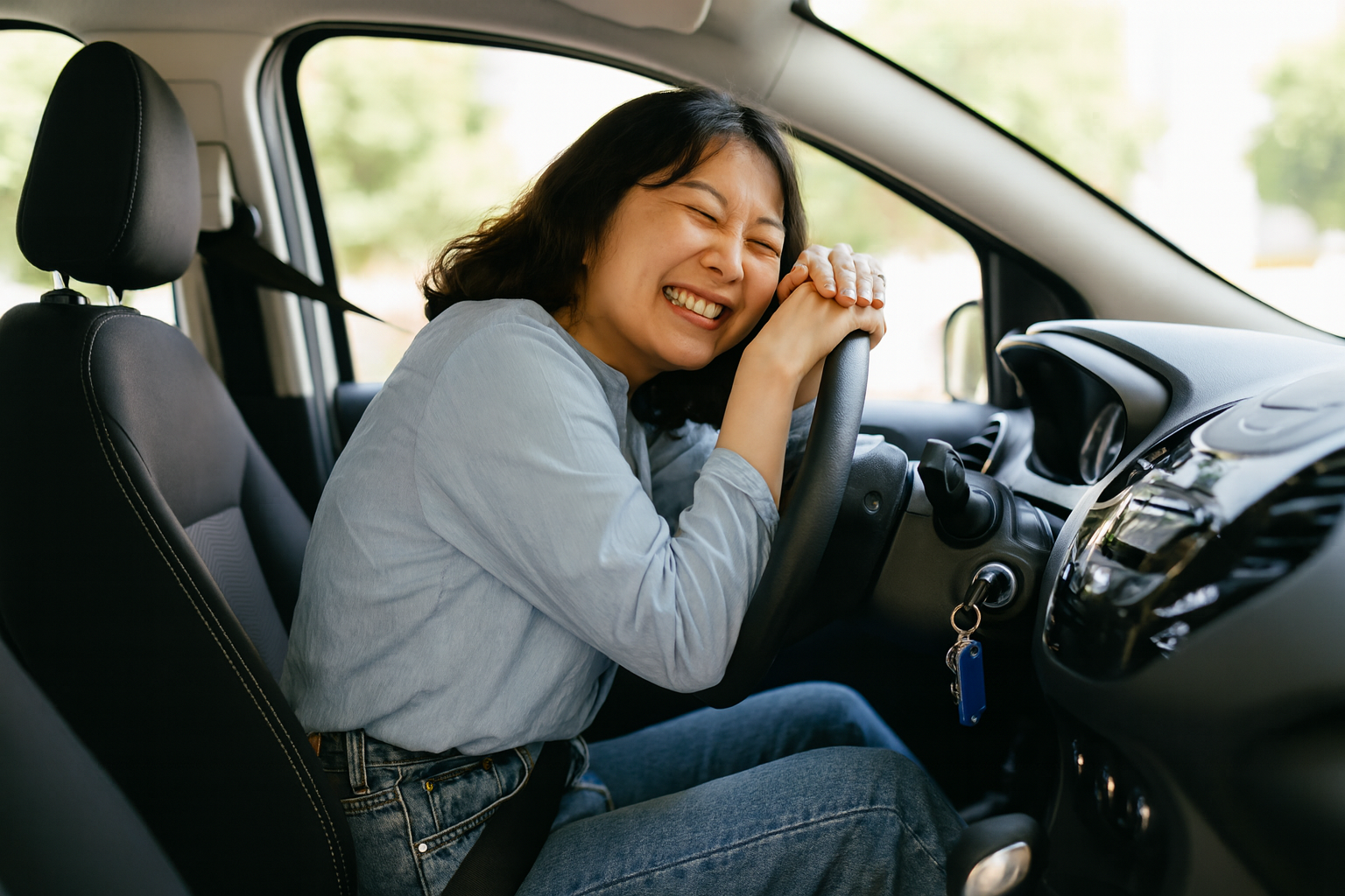 자차를 구매하고 기뻐하는 여성