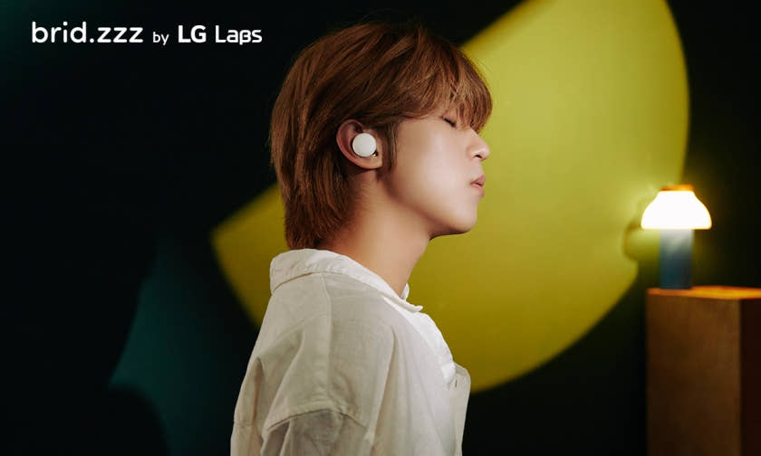 LG전자가 14일 출시한 마인드 웰니스 솔루션'브리즈(brid.zzz)를 착용한 가수 빅나티