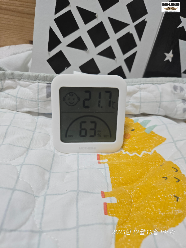 온도 21도 습도60%를 가리키는 신생아방 온습도계