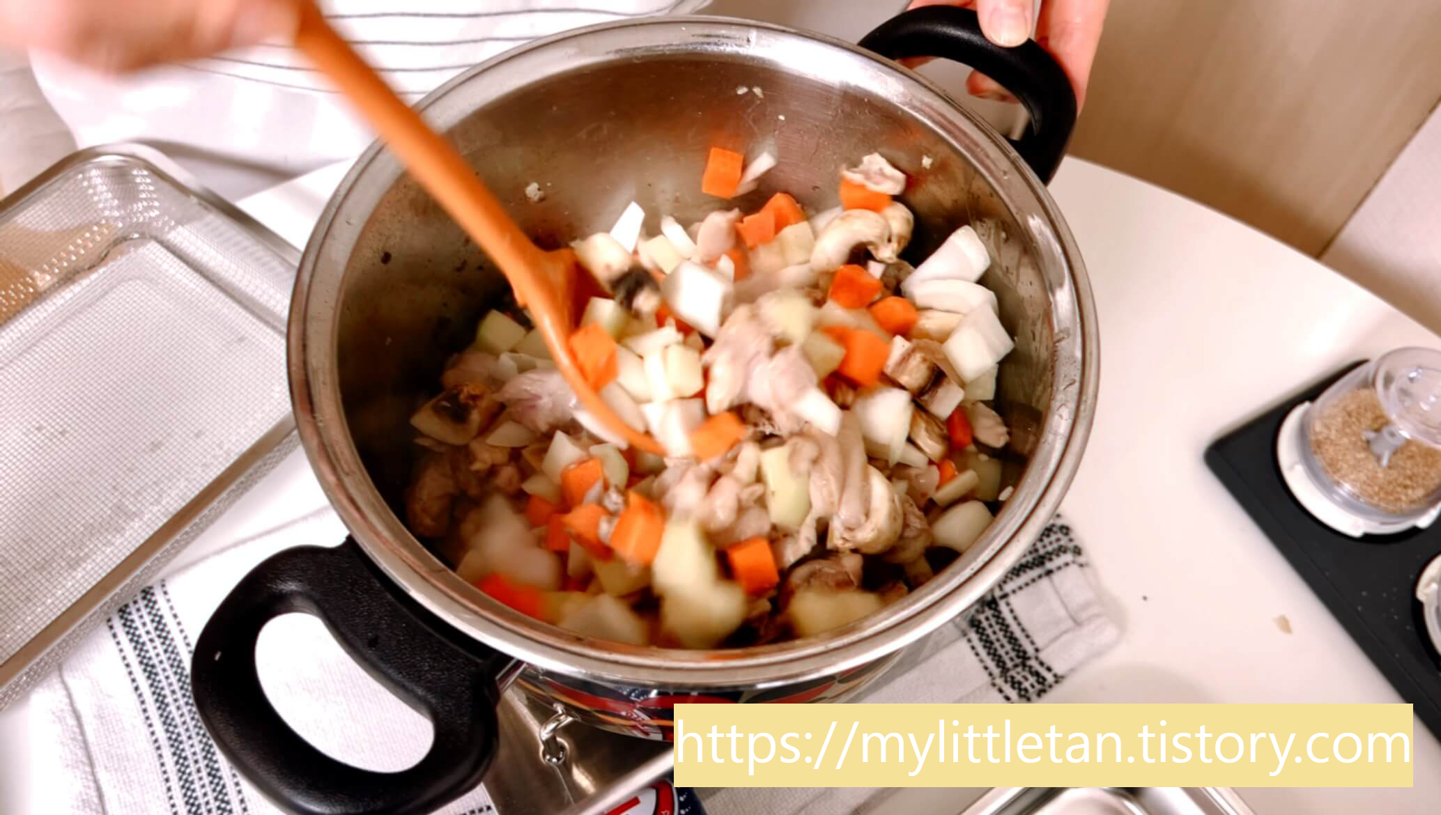 채소를 볶아줍니다.