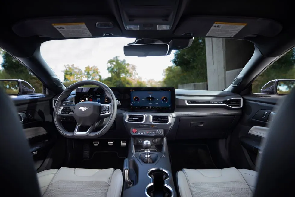 신형 머스탱 실내