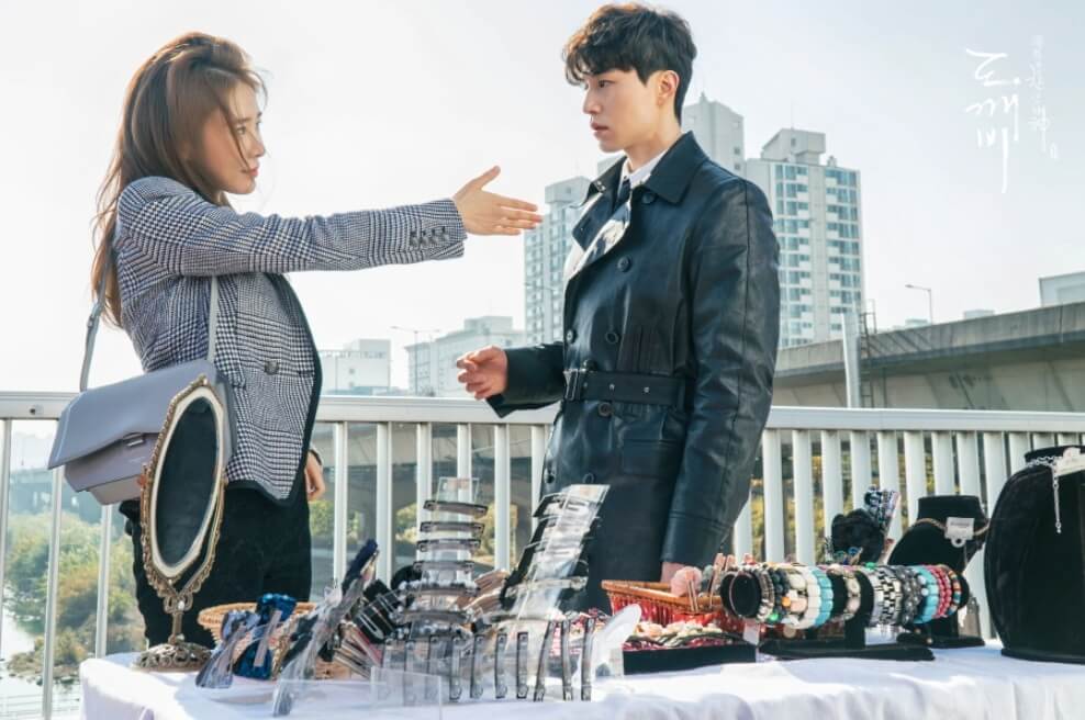 길거리-노점상에서-처음마주친-유인나와-이동욱-악수를-청하는-유인나