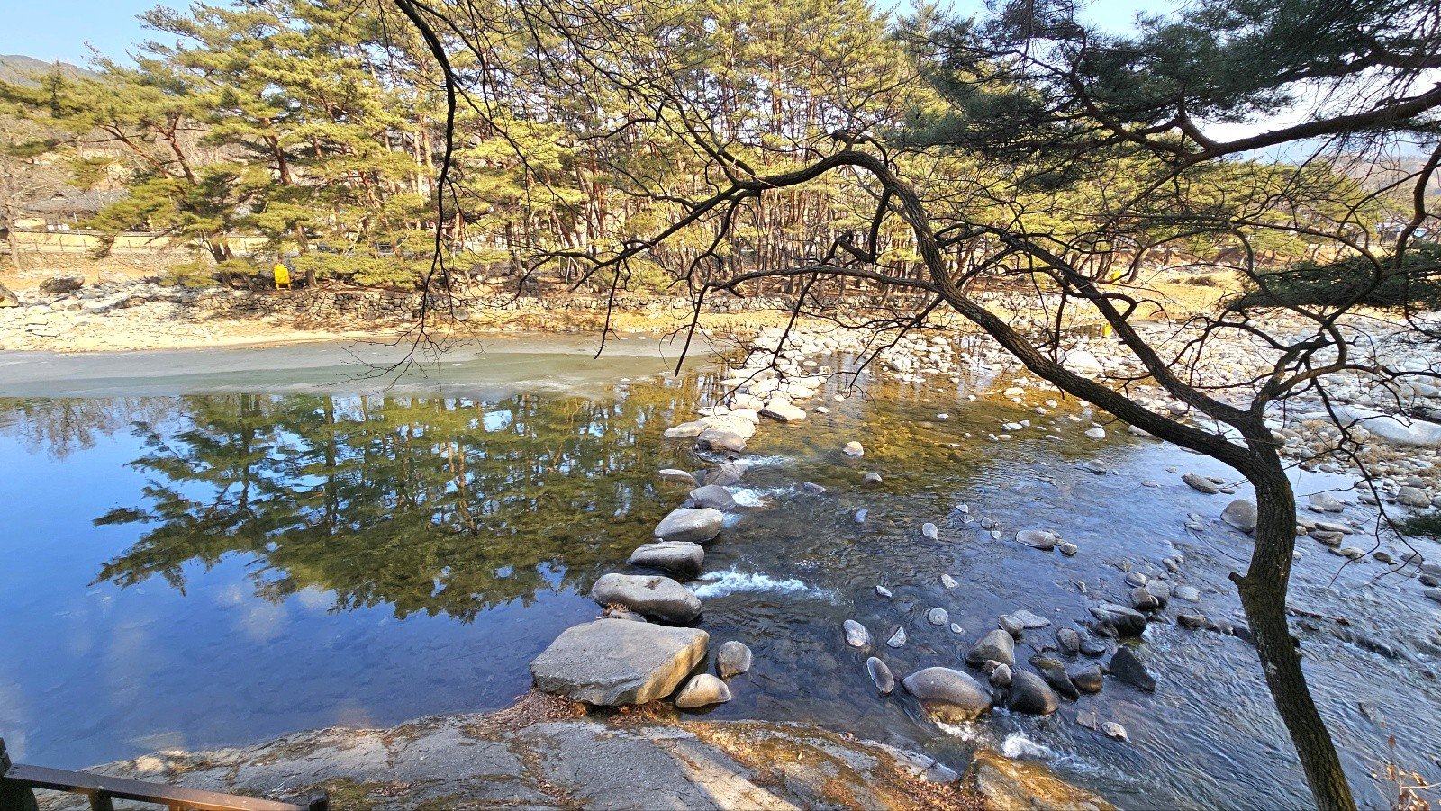 거창 수승대 전경과 맑은 계곡물, 바위와 소나무 풍경