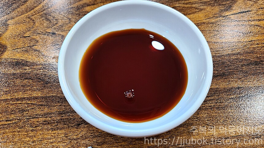 격이다른수제만두-간장