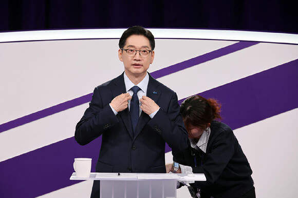 첫 토론서 드러난 공약 차이…민주당 경선, 본격 승부 돌입