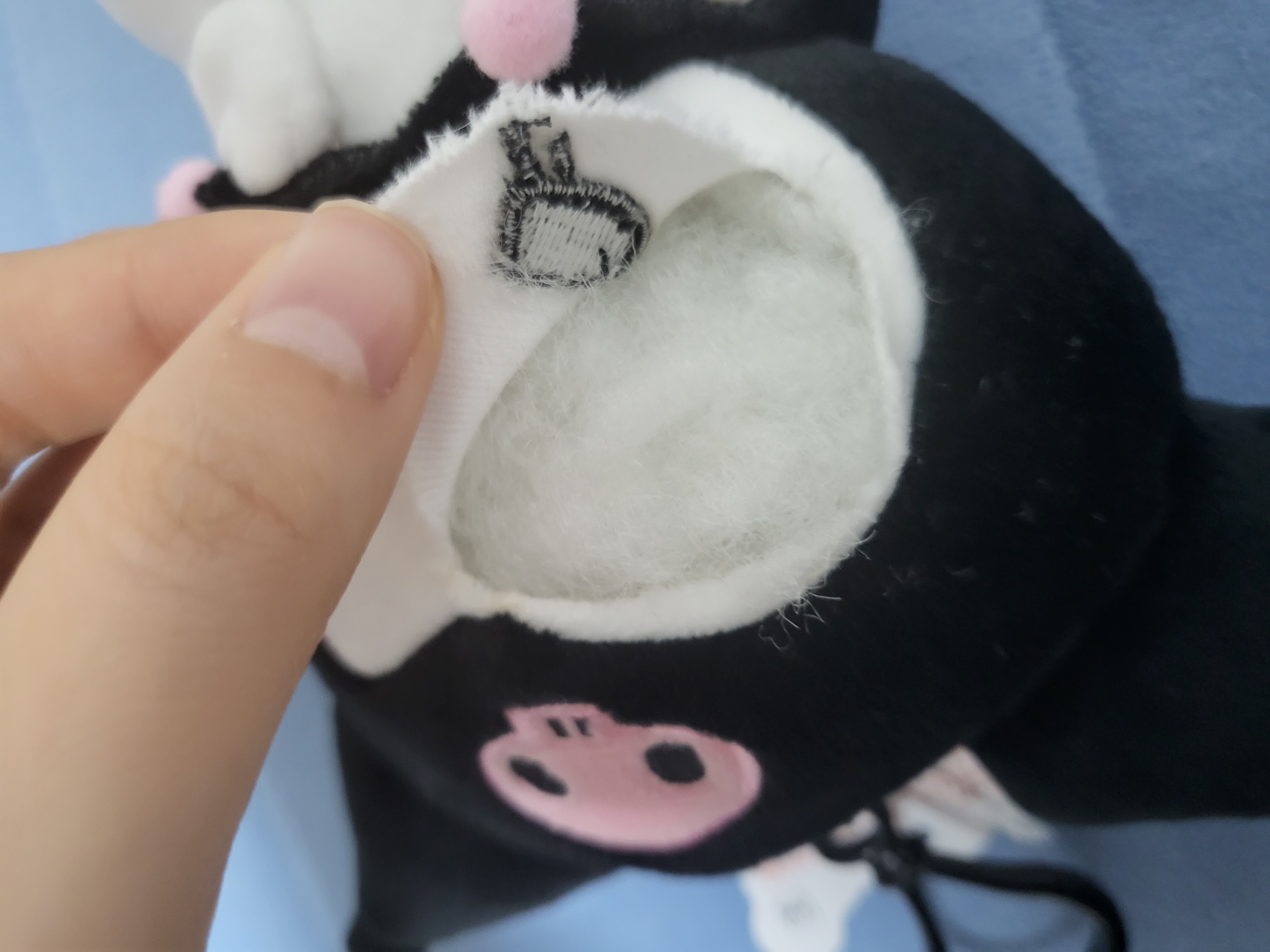 3. 검은색 라인에 바짝 자르지 말고&amp;#44; 3mm 정도 흰색 부분을 약간 남기고 오려낸다.