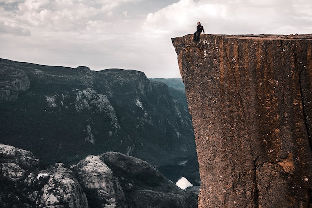 절벽위에 구경하는 여행객
