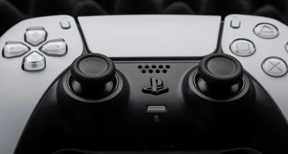 1.PS5 듀얼센스 컨트롤러의 마이크 클로즈업