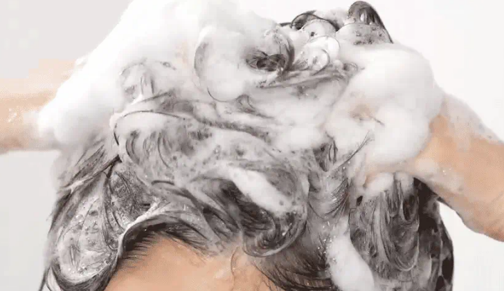 탈모로 고민하고 있는 남자 이미지