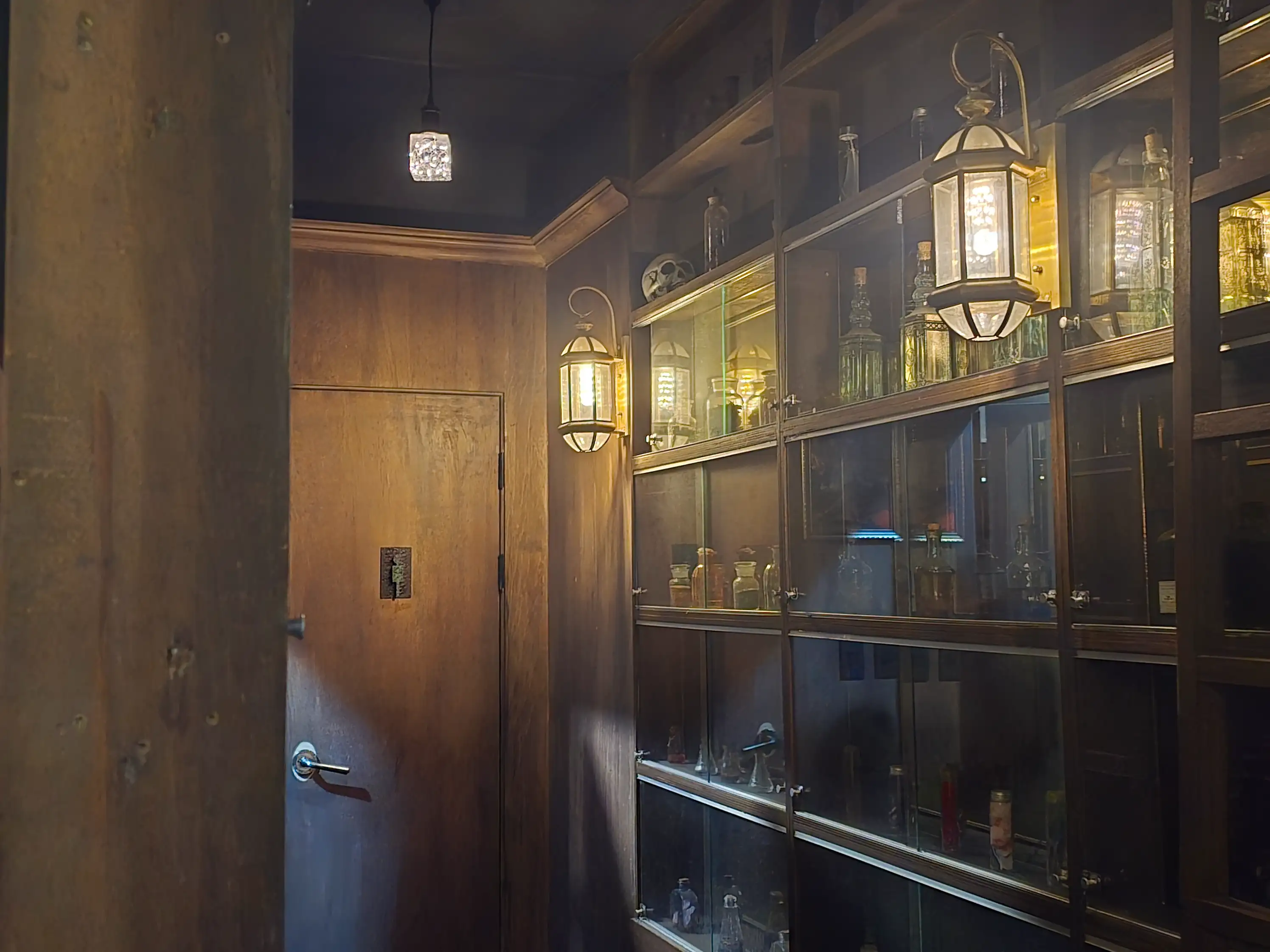 실내 벽난로와 앤티크 가구, 낮은 조명으로 연출된 포티드카페의 아늑한 실내 전경